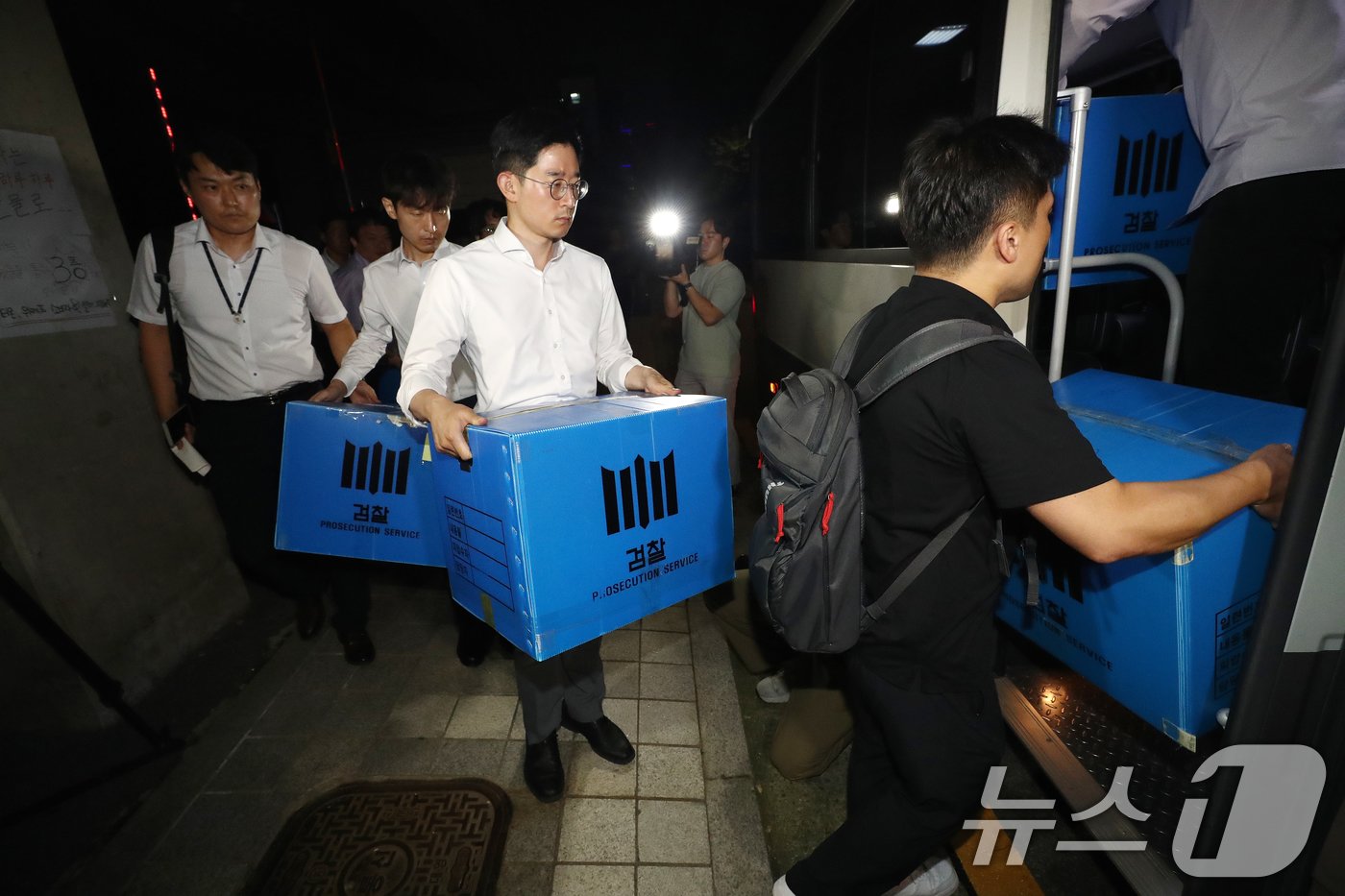 본문 이미지 - 1일 오후 서울 강남구 위메프 본사에서 검찰 수사관들이 압수수색을 마친 뒤 압수품을 옮기고 있다. 2024.8.1/뉴스1 ⓒ News1 박세연 기자