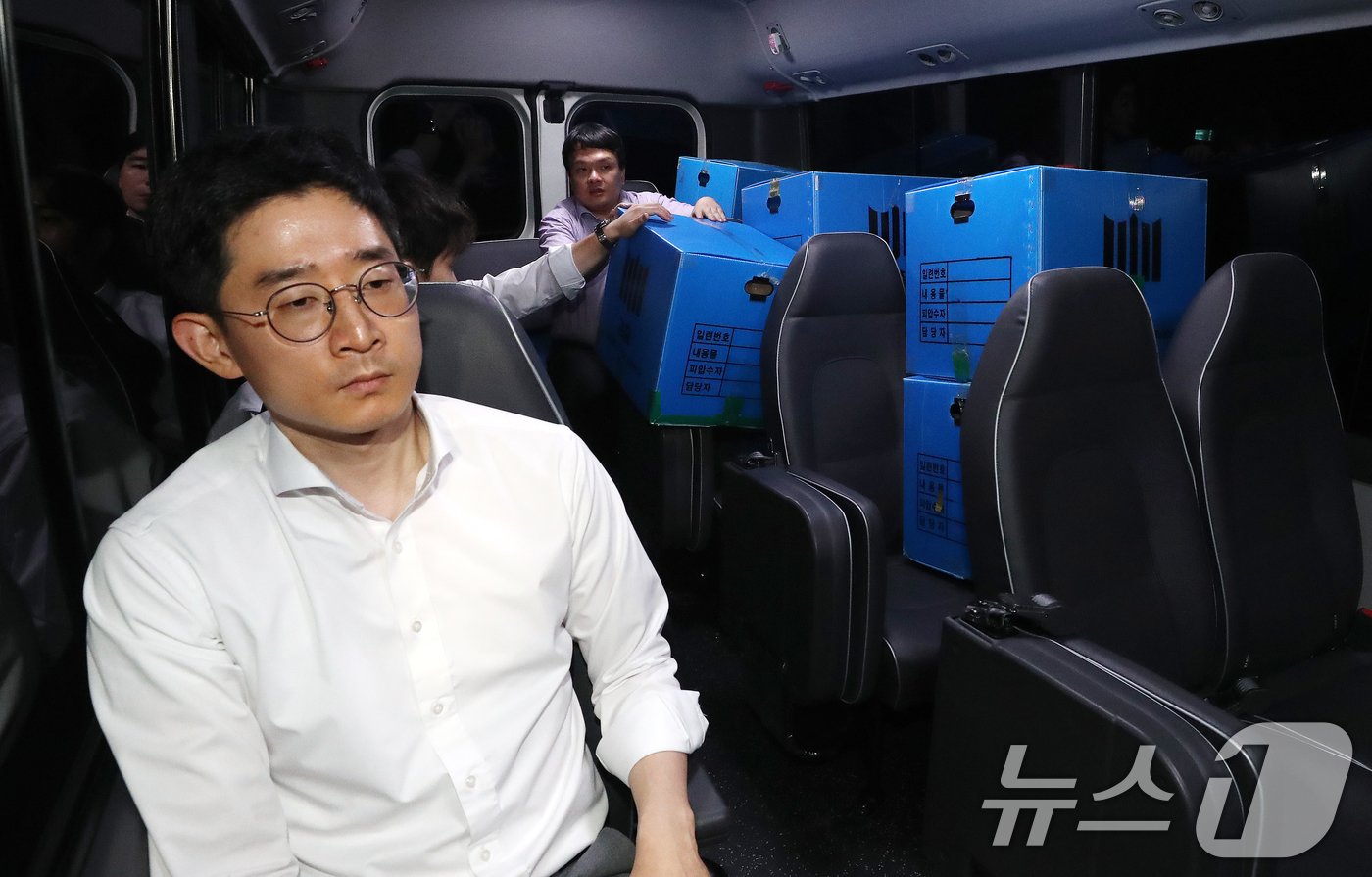 본문 이미지 - 1일 검찰 수사관들이 서울 강남구 위메프 본사에서 압수수색을 마치고 압수물을 차량에 싣고 있다. 2024.8.1/뉴스1 ⓒ News1 박세연 기자