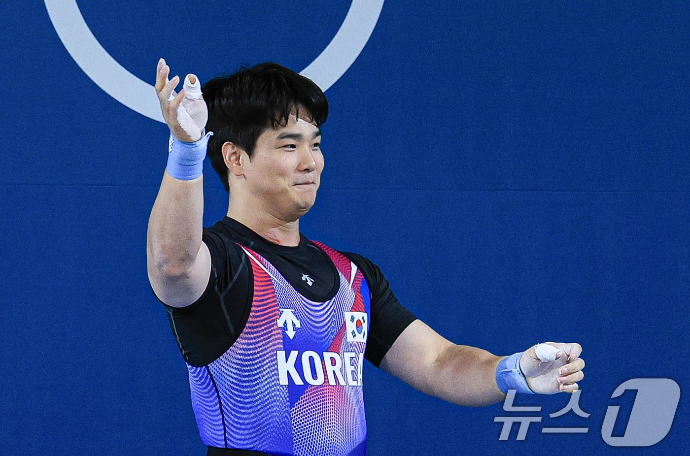 본문 이미지 - 대한민국 역도 국가대표팀 유동주 선수가 9일 오후&#40;한국시간&#41; 프랑스 파리 사우스 파리 아레나 6에서 진행된 2024 파리올림픽 역도 남자 89kg급 경기 용상 217kg 3차시기를 실패한 후 경기장을 나서고 있다. 2024.8.9/뉴스1 ⓒ News1 박정호 기자