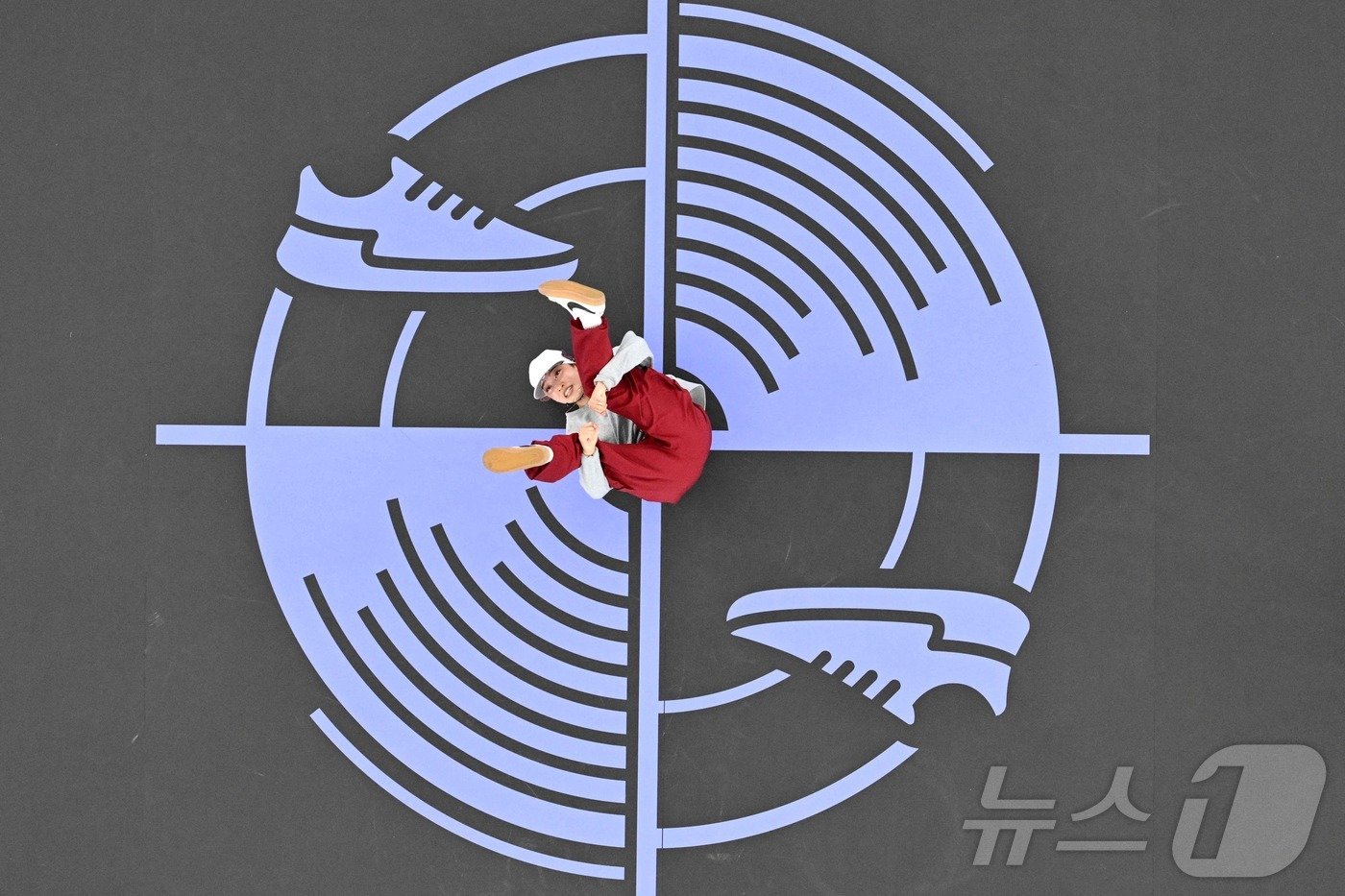 본문 이미지 - 여자부 브레이킹 경기가 열리는 모습 ⓒ AFP=뉴스1