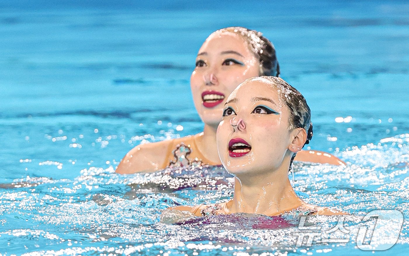 본문 이미지 - 대한민국 이리영과 허윤서가 10일&#40;한국시간&#41; 프랑스 파리 아쿠아틱 센터에서 진행된 2024 파리올림픽 아티스틱스위밍 듀엣 예선에서 연기를 펼치고 있다. 2024.8.10/뉴스1 ⓒ News1 이동해 기자