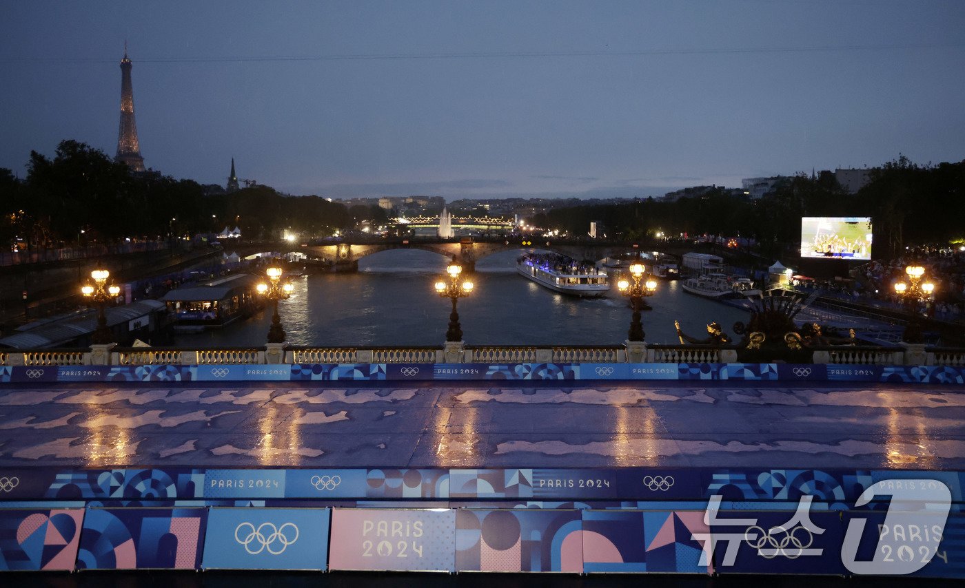 본문 이미지 - 2024 파리 올림픽 개회식이 열린 27일(한국시각) 프랑스 파리 센강에서 프랑스 선수단을 태운 보트가 트로카데로 광장을 향해 수상 행진을 하고 있다. (공동취재) 2024.7.27/뉴스1