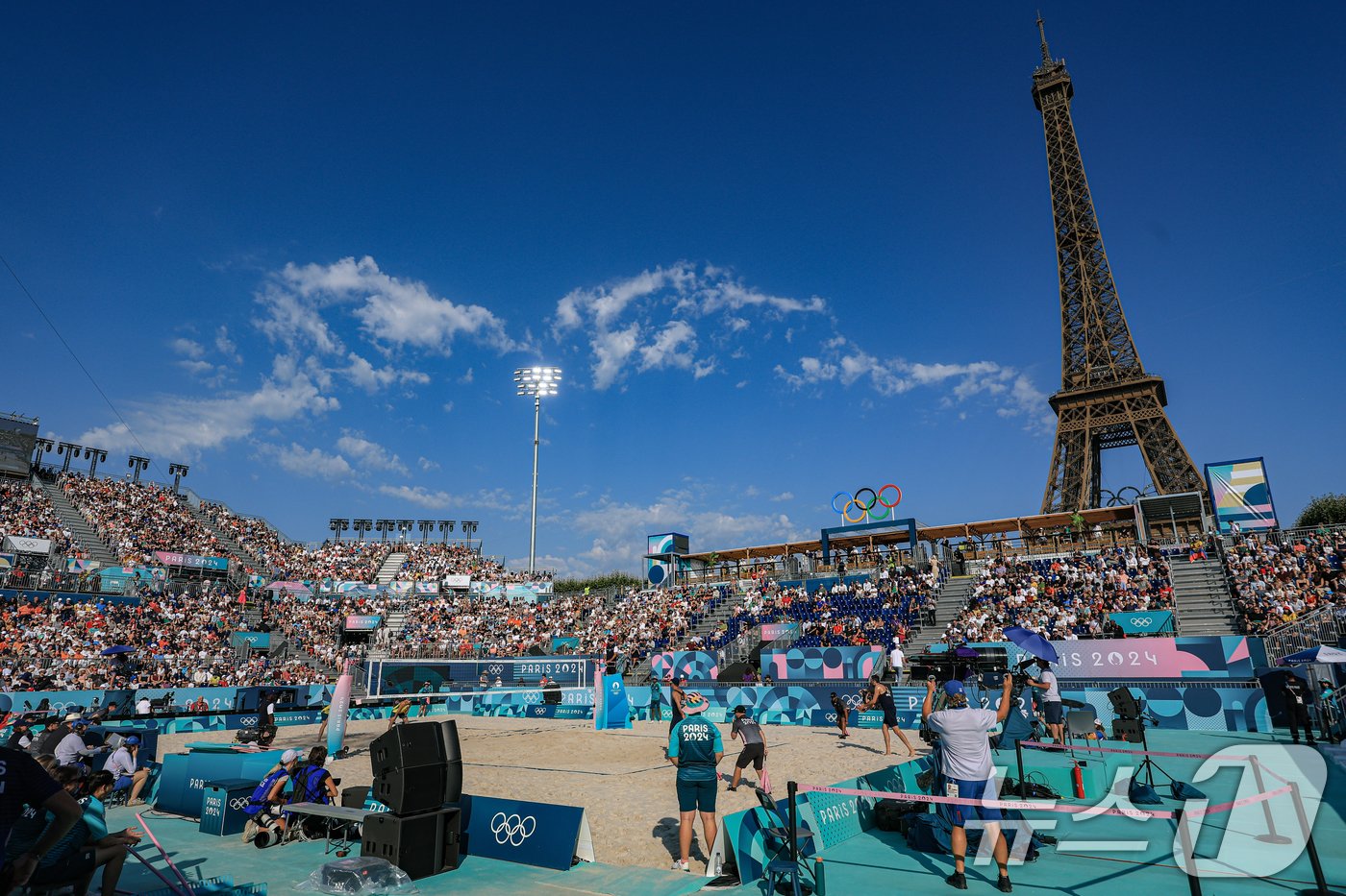 본문 이미지 - 29일(한국시간) 프랑스 파리 샹드마르스 공원에 마련된 에펠탑 경기장에서 열린 2024 파리올림픽 비치발리볼 이탈리아와 호주의 경기가 진행되고 있다. 2024.7.29/뉴스1