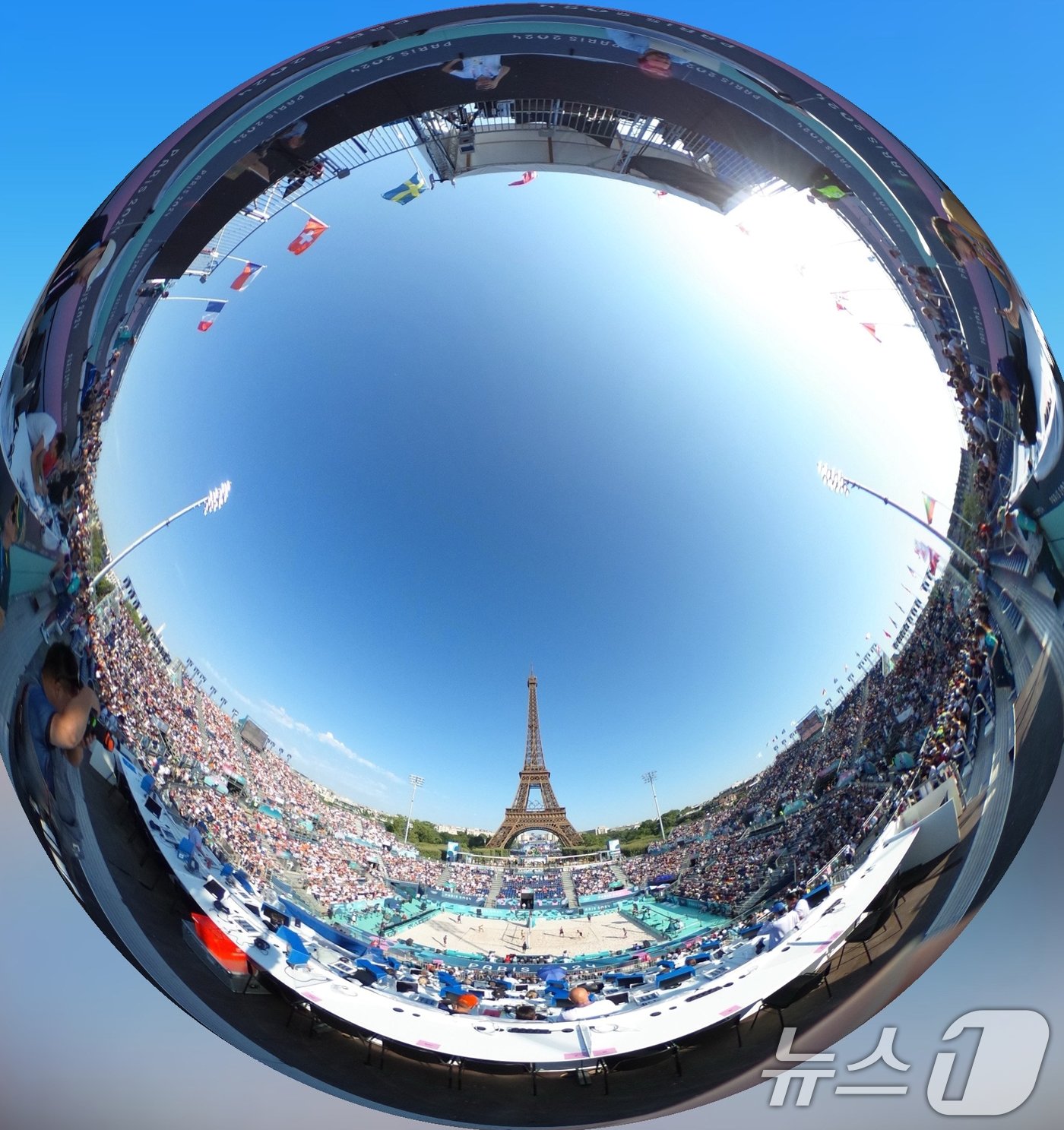 본문 이미지 - 29일(한국시간) 프랑스 파리 샹드마르스 공원에 마련된 에펠탑 경기장에서 열린 2024 파리올림픽 비치발리볼 이탈리아와 호주의 경기가 진행되고 있다. 2024.7.29/뉴스1 