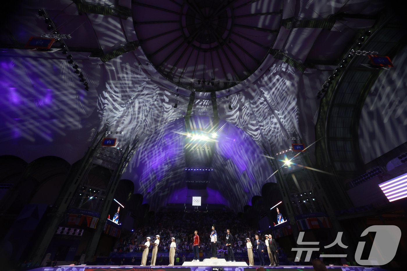 본문 이미지 - 대한민국 펜싱 대표팀 오상욱 선수가 28일(한국시간) 프랑스 파리 그랑 팔레에서 열린 2024 파리올림픽 남자 사브르 개인 결승 시상식에서 금메달을 목에 걸고 애국가에 맞춰 국민의례를 하고 있다. 왼쪽은 은메달을 수상한 튀니지의 파레스 페르자니 선수, 오른쪽은 동메달을 수상한 이탈리아의 루이지 지멜리. 2024.7.28/뉴스1
