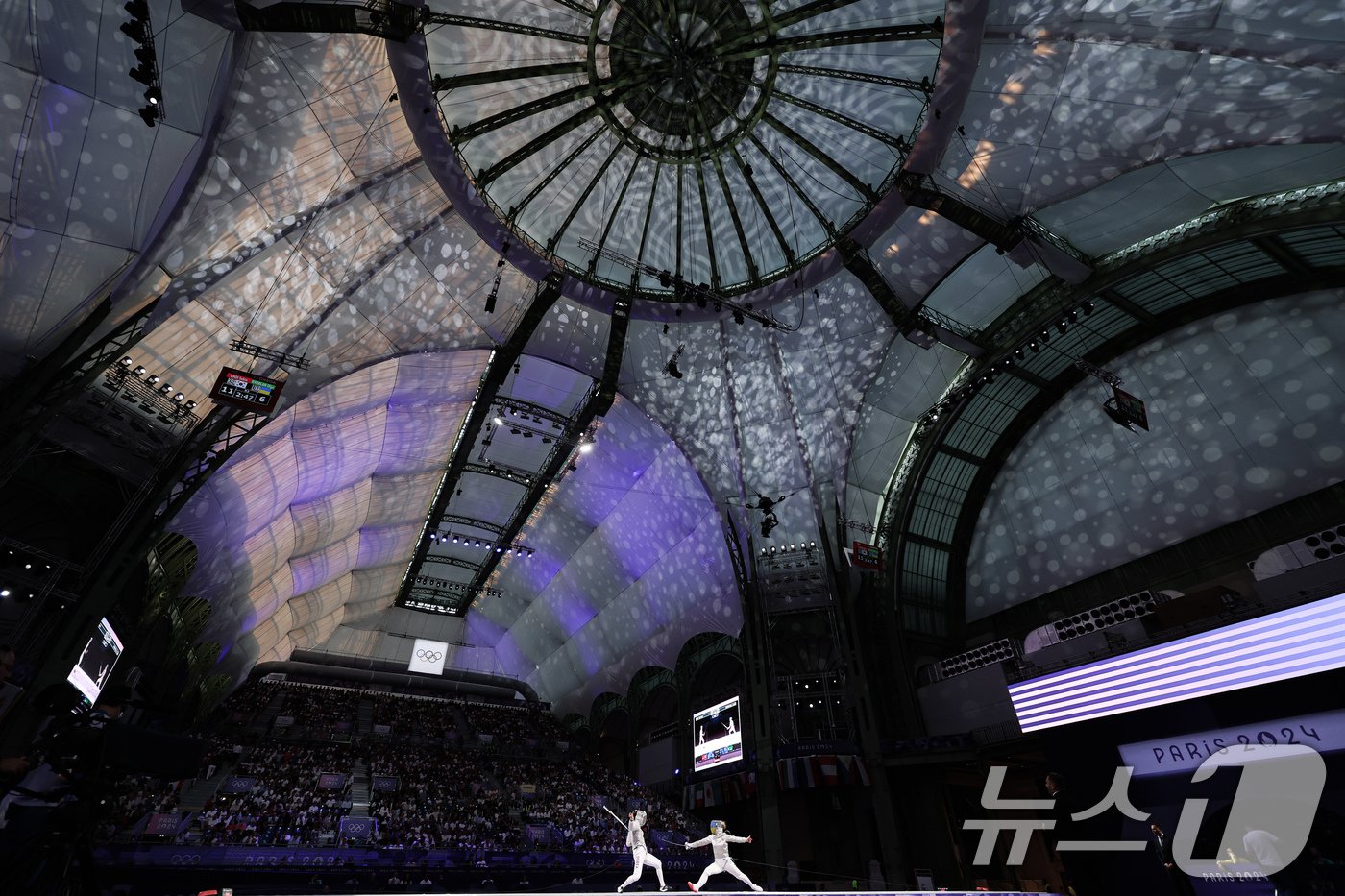 본문 이미지 - 대한민국 펜싱 대표팀 최세빈 선수가 30일(한국시간) 프랑스 파리 그랑 팔레에서 열린 2024 파리올림픽 여자 사브르 개인 동메달 결정전에서 우크라이나의 올하 하를란 선수와 맞대결을 펼치고 있다. 2024.7.30/뉴스1