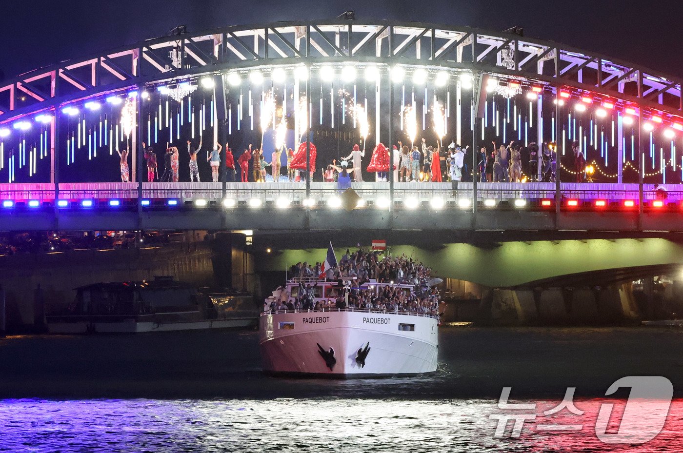 본문 이미지 - 2024 파리 올림픽 개회식이 열린 27일(한국시각) 프랑스 파리 센강에서 개최국인 프랑스 선수단을 태운 보트가 트로카데로 광장을 향해 수상 행진을 하고 있다. (공동취재) 2024.7.27/뉴스1