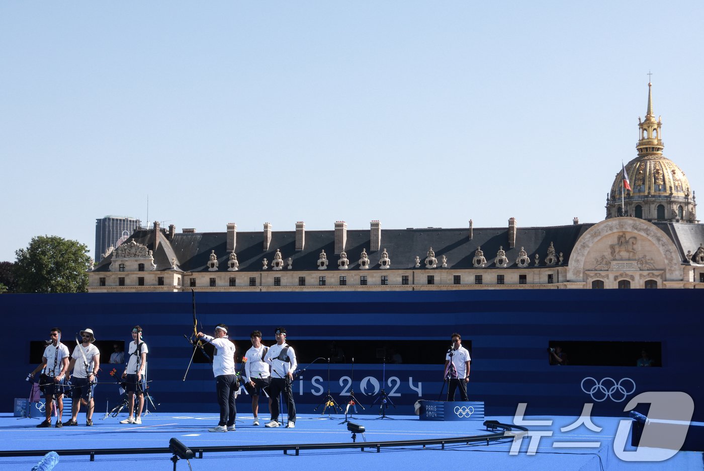 본문 이미지 - 대한민국 양궁대표팀 김우진이 30일(한국시간) 프랑스 파리 앵발리드에서 열린 2024 파리올림픽 양궁 남자 단체전 결승 프랑스와의 경기에서 활시위를 당기고 있다. 2024.7.30/뉴스1