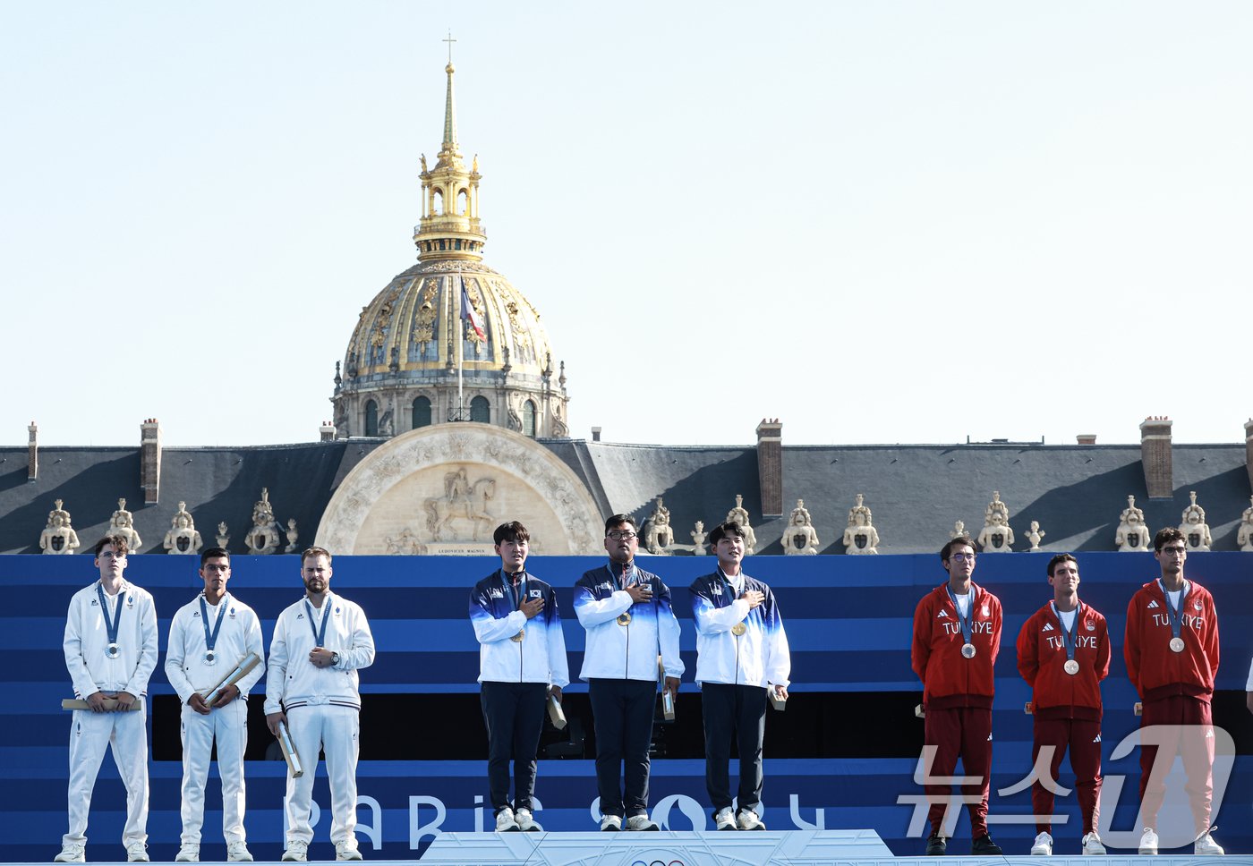 대한민국 양궁대표팀 김우진, 김제덕, 이우석이 30일&#40;한국시간&#41; 프랑스 파리 앵발리드에서 열린 2024 파리올림픽 양궁 남자 단체전 결승 시상식에서 애국가가 울려퍼질때 국민의례를 하고 있다. 2024.7.30/뉴스1