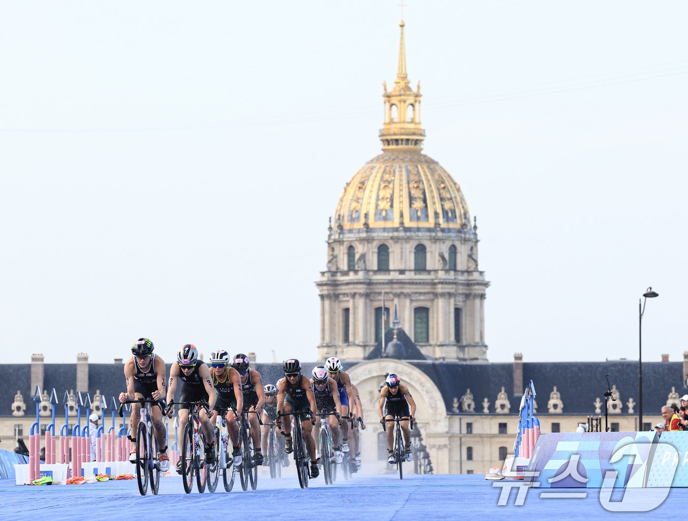 본문 이미지 - 31일 오후(한국시간) 프랑스 파리 알렉상드르 3세 다리에서 트라이애슬론 여자 개인 경기가 펼쳐지고 있다. 2024.7.31/뉴스1