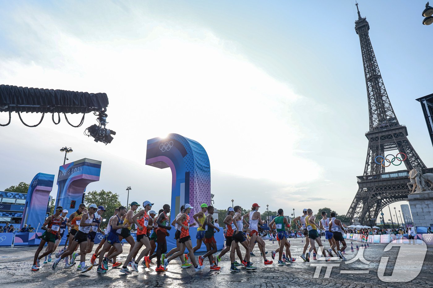 1일 오후&#40;한국시간&#41; 프랑스 파리 에펠탑 앞 트로카데로에서 진행된 2024 파리올림픽 남자 경보 20km 결승에 출전한 세계 각국의 선수들이 힘차게 달리고 있다. 2024.8.1/뉴스1