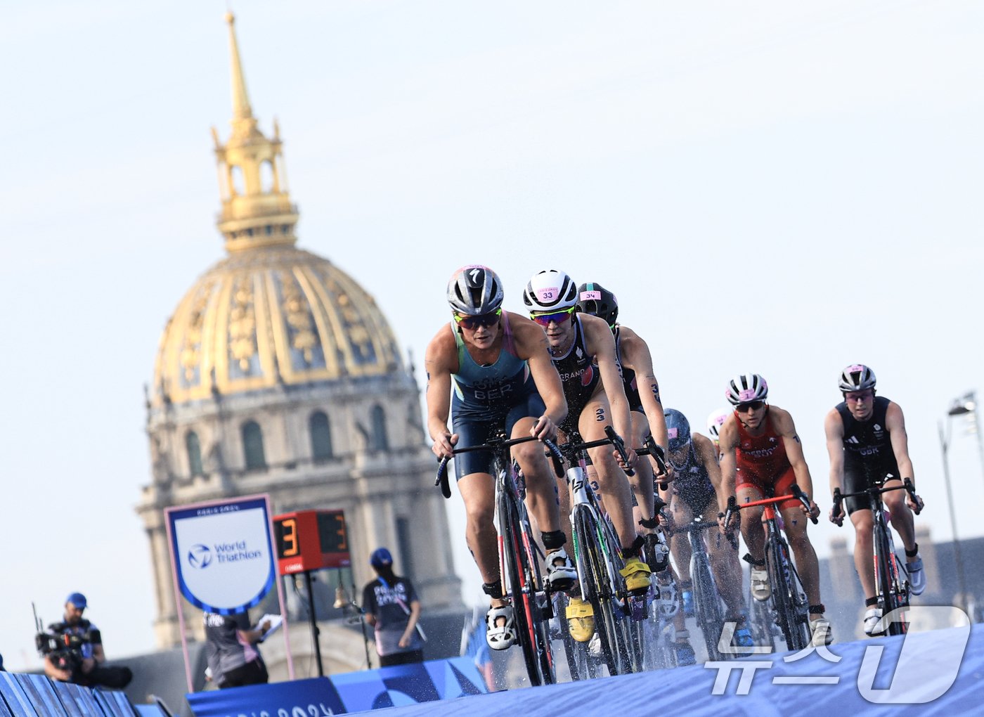 본문 이미지 - 31일 오후(한국시간) 프랑스 파리 알렉상드르 3세 다리에서 트라이애슬론 여자 개인 경기가 펼쳐지고 있다. 2024.7.31/뉴스1