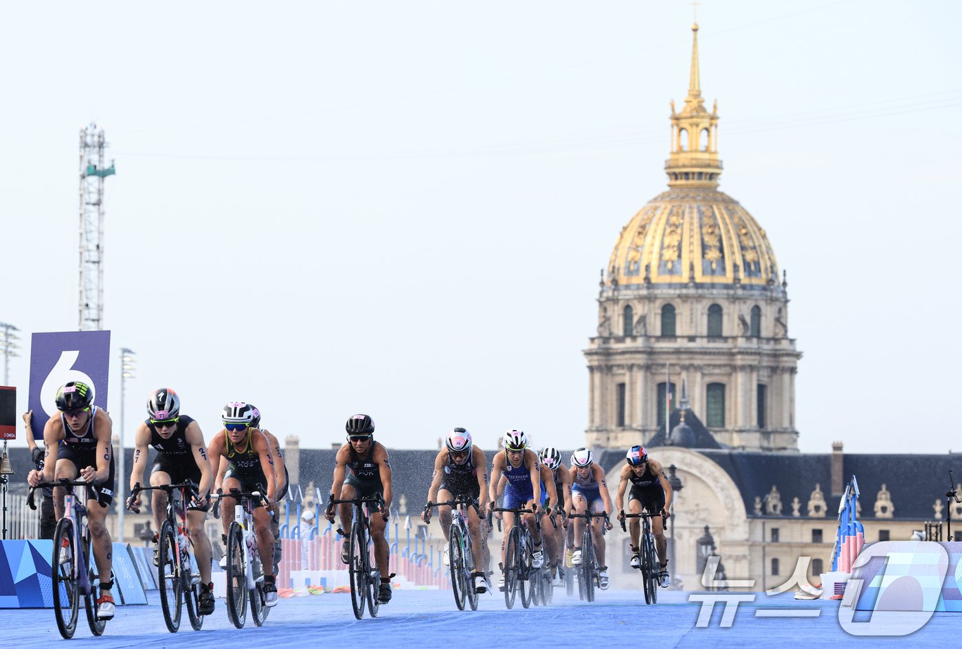본문 이미지 - 31일 오후(한국시간) 프랑스 파리 알렉상드르 3세 다리에서 트라이애슬론 여자 개인 경기가 펼쳐지고 있다. 2024.7.31/뉴스1