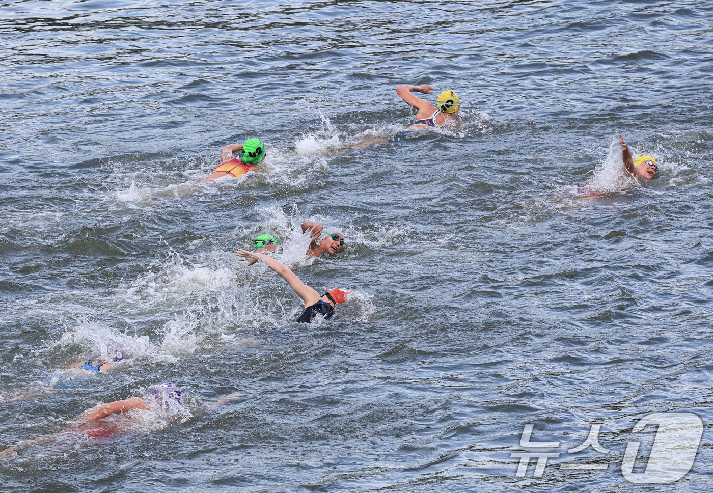본문 이미지 - 31일 오후(한국시간) 프랑스 파리 알렉상드르 3세 다리에서 트라이애슬론 여자 개인 경기가 펼쳐지고 있다. 2024.7.31/뉴스1