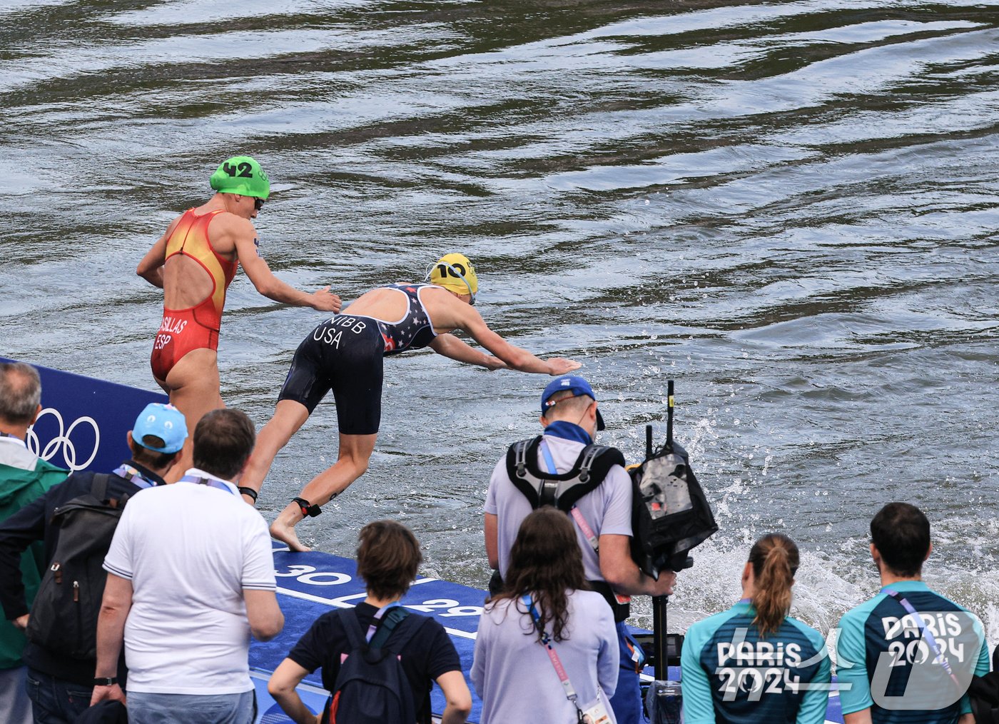 31일 오후&#40;한국시간&#41; 프랑스 파리 알렉상드르 3세 다리에서 트라이애슬론 여자 개인 경기가 펼쳐지고 있다. 2024.7.31/뉴스1