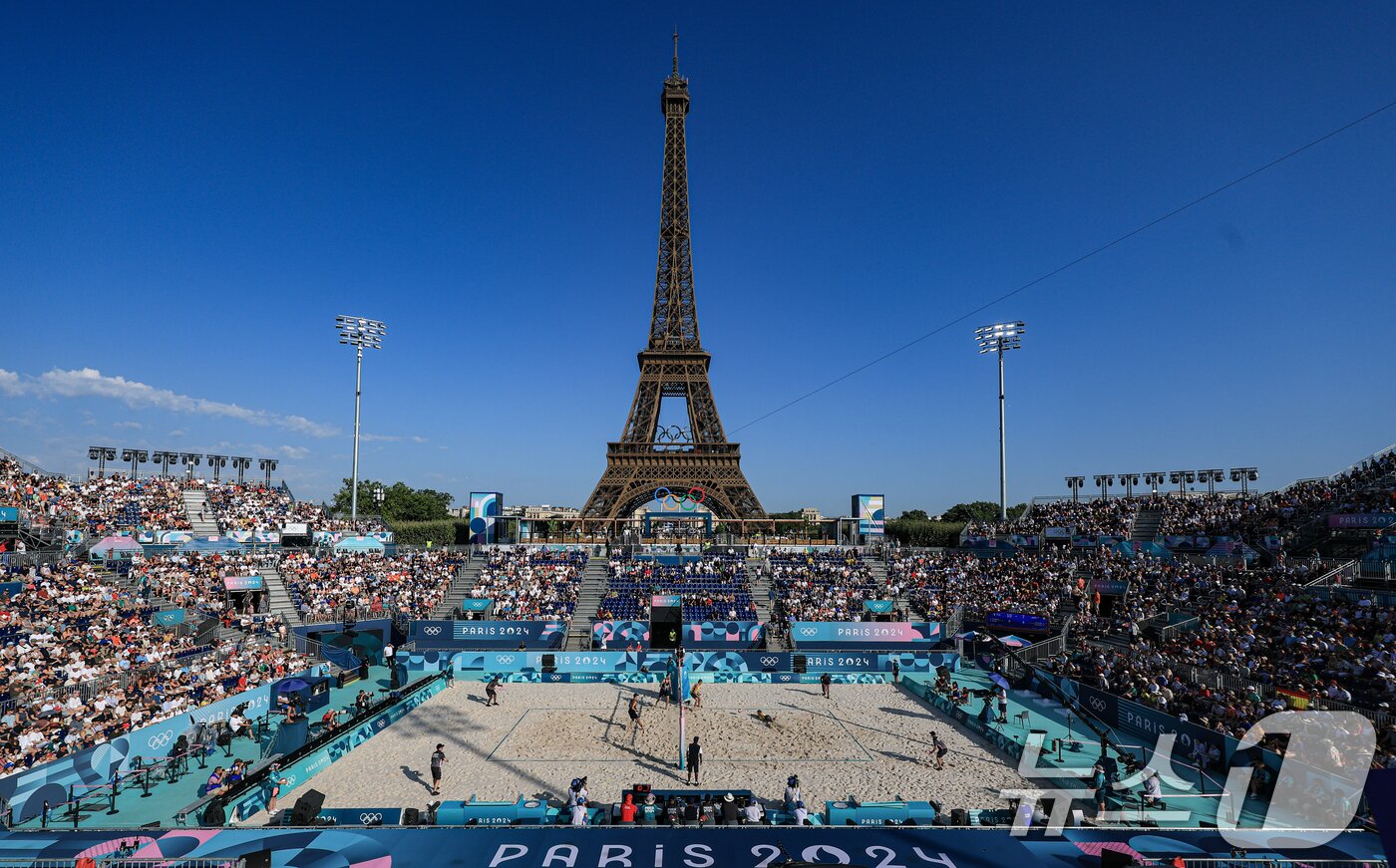 본문 이미지 - 29일(한국시간) 프랑스 파리 샹드마르스 공원에 마련된 에펠탑 경기장에서 열린 2024 파리올림픽 비치발리볼 이탈리아와 호주의 경기가 진행되고 있다. 2024.7.29 ⓒ 뉴스1