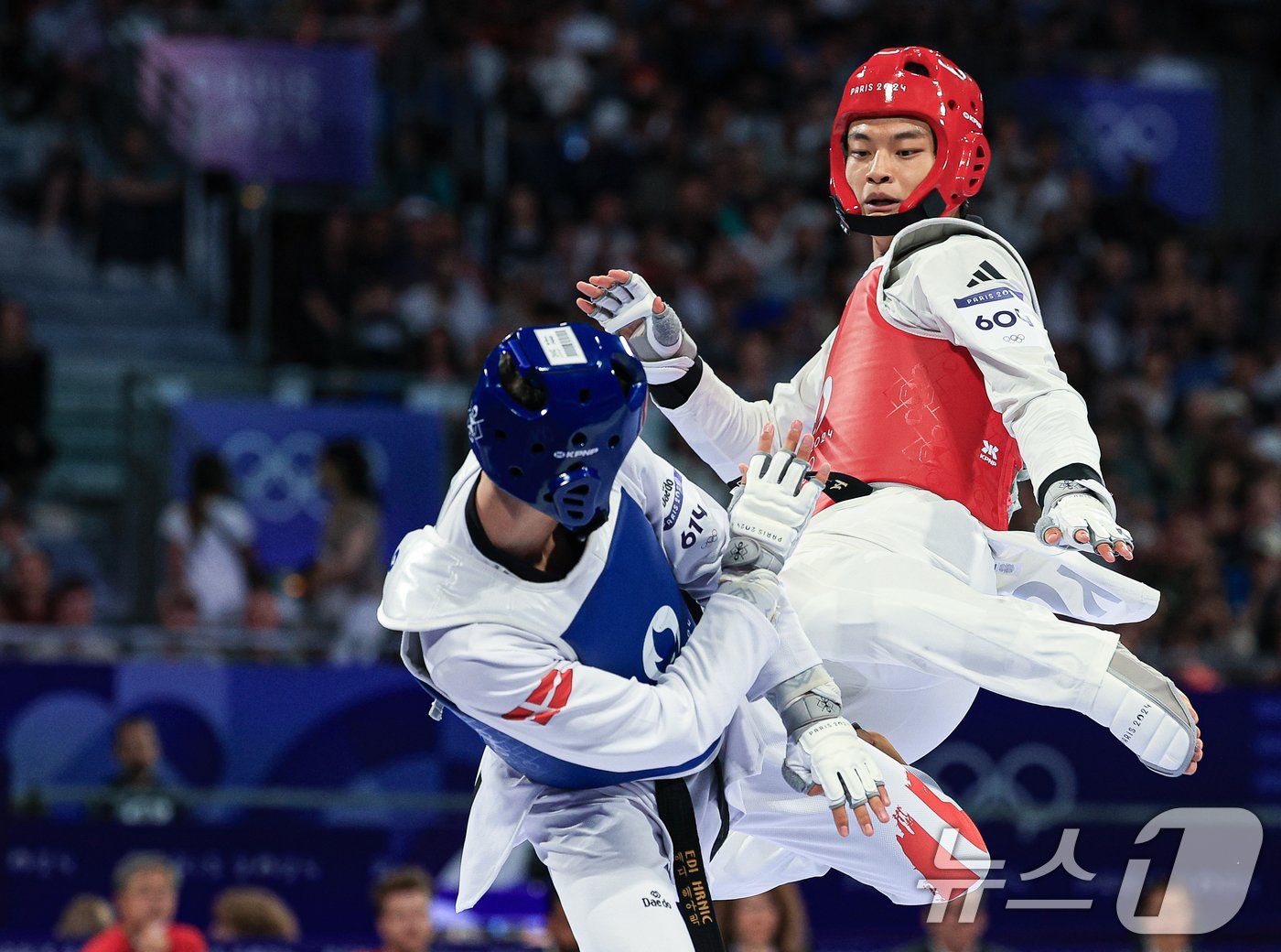 본문 이미지 - 대한민국 태권도 국가대표팀 서건우 선수가 10일 오전(한국시간) 프랑스 파리 그랑 팔레에서 진행된 2024 파리올림픽 태권도 남자 80kg급 동메달 결정전에서 덴마크의 에디 흐르닉 선수와 자웅을 겨루고 있다. 2024.8.10/뉴스1 ⓒ News1 박정호 기자