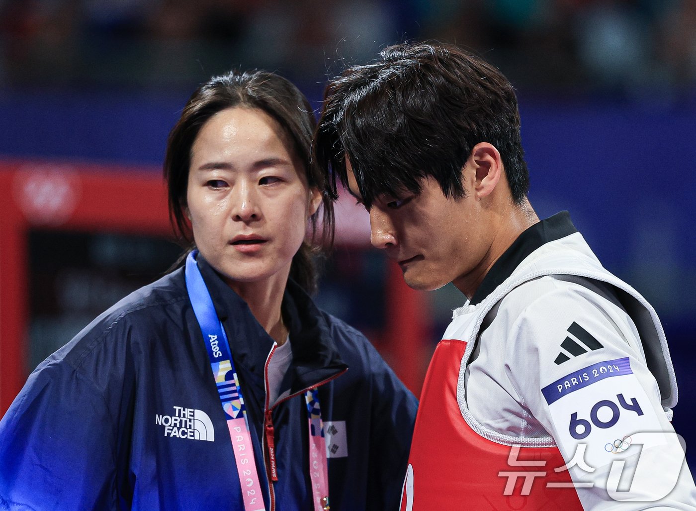 대한민국 태권도 국가대표팀 서건우 선수가 10일 오전&#40;한국시간&#41; 프랑스 파리 그랑 팔레에서 진행된 2024 파리올림픽 태권도 남자 80kg급 동메달 결정전 덴마크의 에디 흐르닉 선수와의 경기에서 라운드를 마친 후 오혜리 코치와 대화를 하고 있다. 2024.8.10/뉴스1 ⓒ News1 박정호 기자