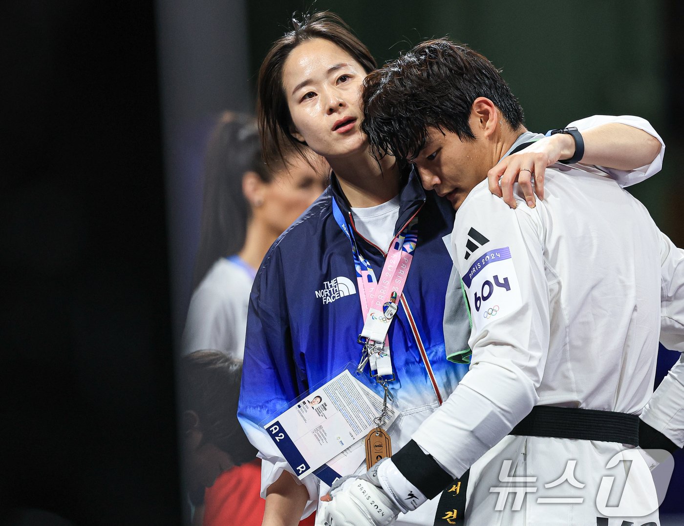 본문 이미지 - 대한민국 태권도 국가대표팀 서건우 선수가 10일 오전&#40;한국시간&#41; 프랑스 파리 그랑 팔레에서 진행된 2024 파리올림픽 태권도 남자 80kg급 동메달 결정전 덴마크의 에디 흐르닉 선수와의 경기를 패배한 후 오혜리 코치의 위로를 받고 있다. 2024.8.10/뉴스1 ⓒ News1 박정호 기자