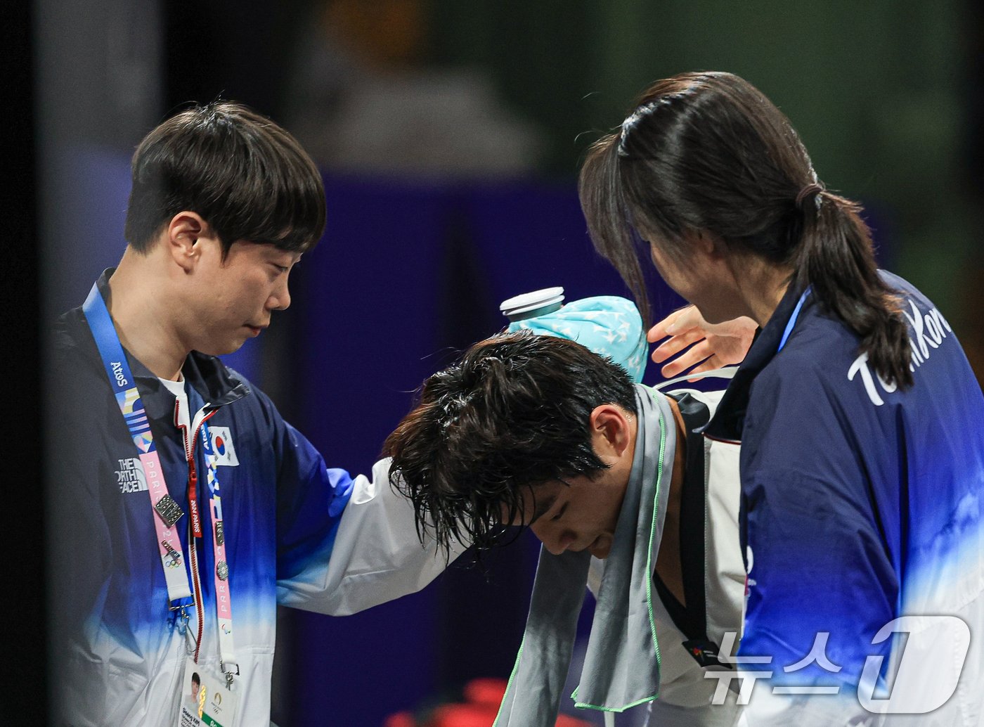 대한민국 태권도 국가대표팀 서건우 선수가 10일 오전&#40;한국시간&#41; 프랑스 파리 그랑 팔레에서 진행된 2024 파리올림픽 태권도 남자 80kg급 동메달 결정전 덴마크의 에디 흐르닉 선수와의 경기를 패배한 후 오혜리 코치의 위로를 받고 있다. 2024.8.10/뉴스1 ⓒ News1 박정호 기자