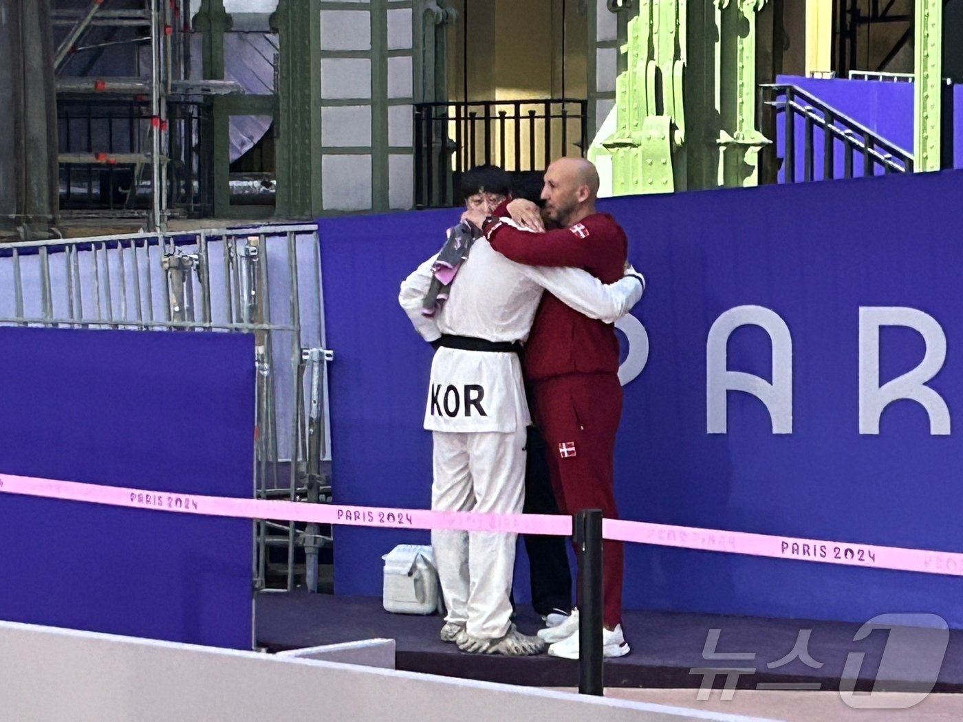 본문 이미지 -  대한민국 태권도 국가대표팀 서건우 선수가 10일 오전(한국시간) 프랑스 파리 그랑 팔레에서 진행된 2024 파리올림픽 태권도 남자 80kg급 동메달 결정전 덴마크의 에디 흐르닉 선수와의 경기를 패배한 후 눈물을 쏟고 있다. 2024.8.10/뉴스1 ⓒ News1 문대현 기자