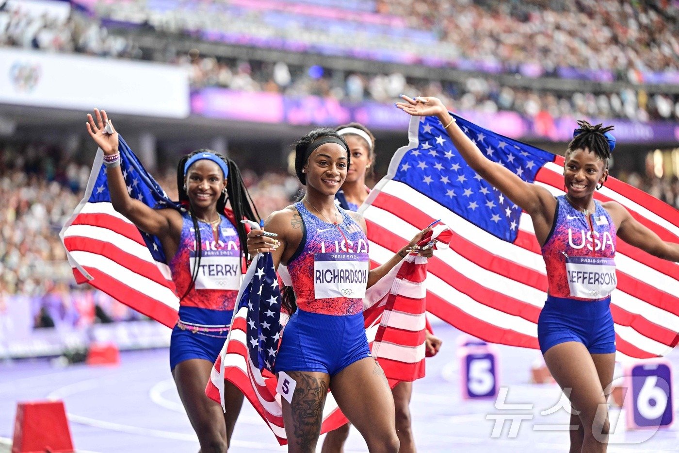 본문 이미지 - 여자 계주 금메달을 차지한 미국 대표팀. ⓒ AFP=뉴스1