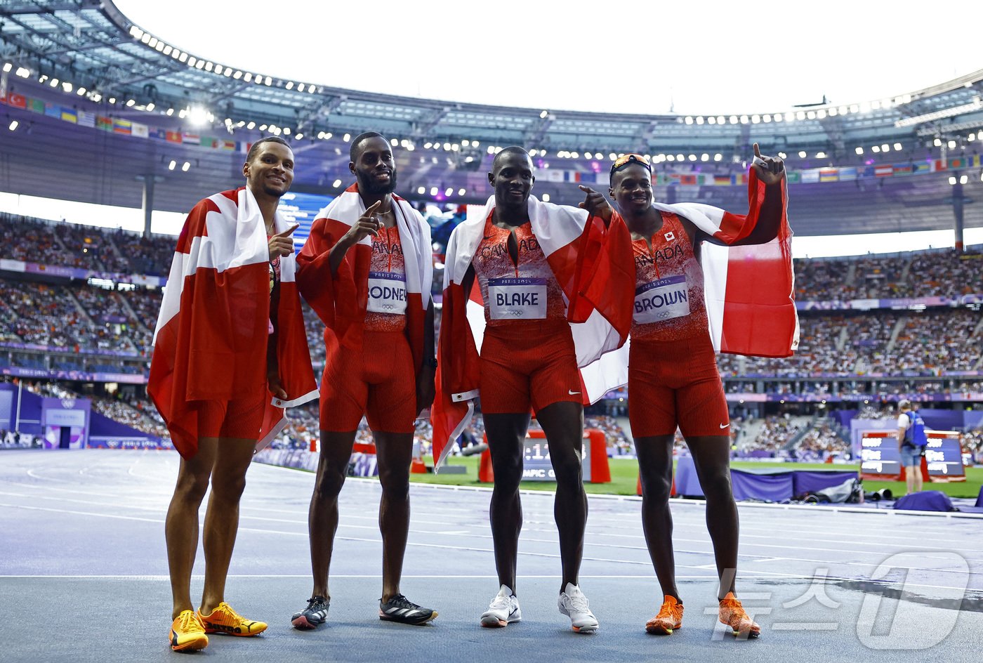 본문 이미지 - 남자 계주 금메달을 합작한 캐나다. ⓒ 로이터=뉴스1