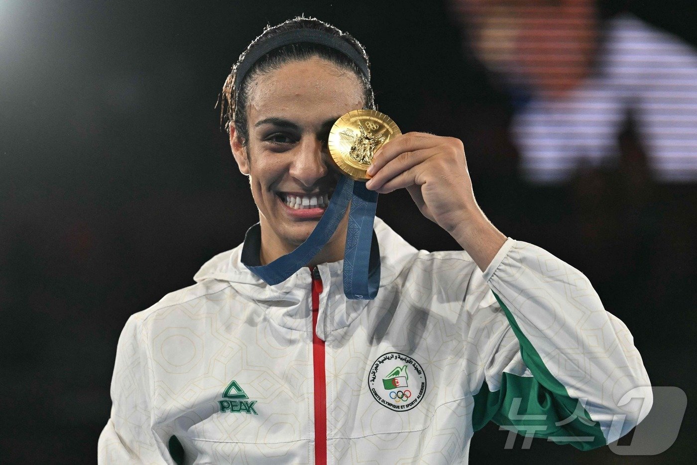본문 이미지 - 성별 논란 끝에 여자 복싱 금메달을 획득한 알제리의 칼리프. ⓒ AFP=뉴스1