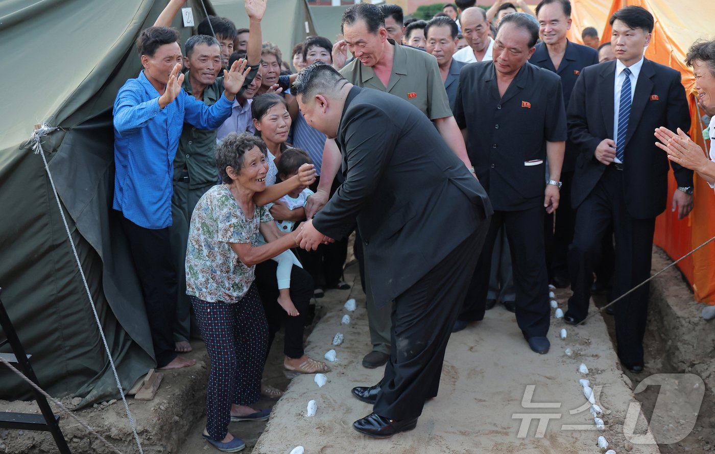 본문 이미지 - (평양 노동신문-뉴스1) =북한 노동당 기관지 노동신문은 10일 "경애하는 김정은 동지께서 8월 8일과 9일 평안북도 의주군 큰물(홍수)피해지역을 또다시 찾으시고 재해복구를 위한 중대조치들을 취해주셨다＂고 보도했다. [국내에서만 사용가능. 재배포 금지. DB 금지. For Use Only in the Republic of Korea. Redistribution Prohibited] rodongphoto@news1.kr