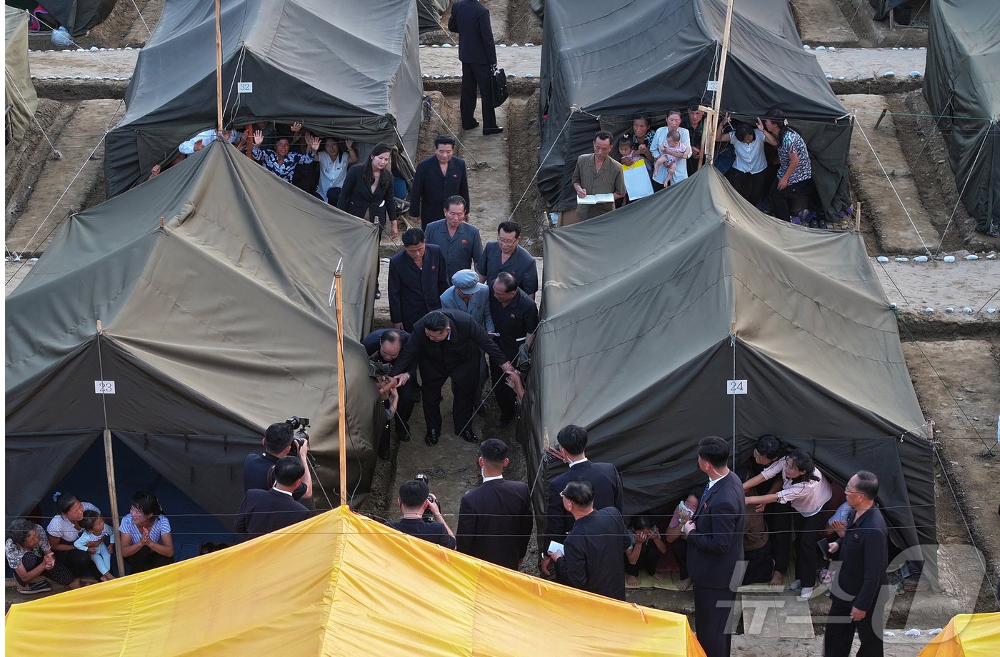 본문 이미지 - (평양 노동신문-뉴스1) =북한 노동당 기관지 노동신문은 10일 "경애하는 김정은 동지께서 8월 8일과 9일 평안북도 의주군 큰물(홍수)피해지역을 또다시 찾으시고 재해복구를 위한 중대조치들을 취해주셨다＂고 보도했다. [국내에서만 사용가능. 재배포 금지. DB 금지. For Use Only in the Republic of Korea. Redistribution Prohibited] rodongphoto@news1.kr