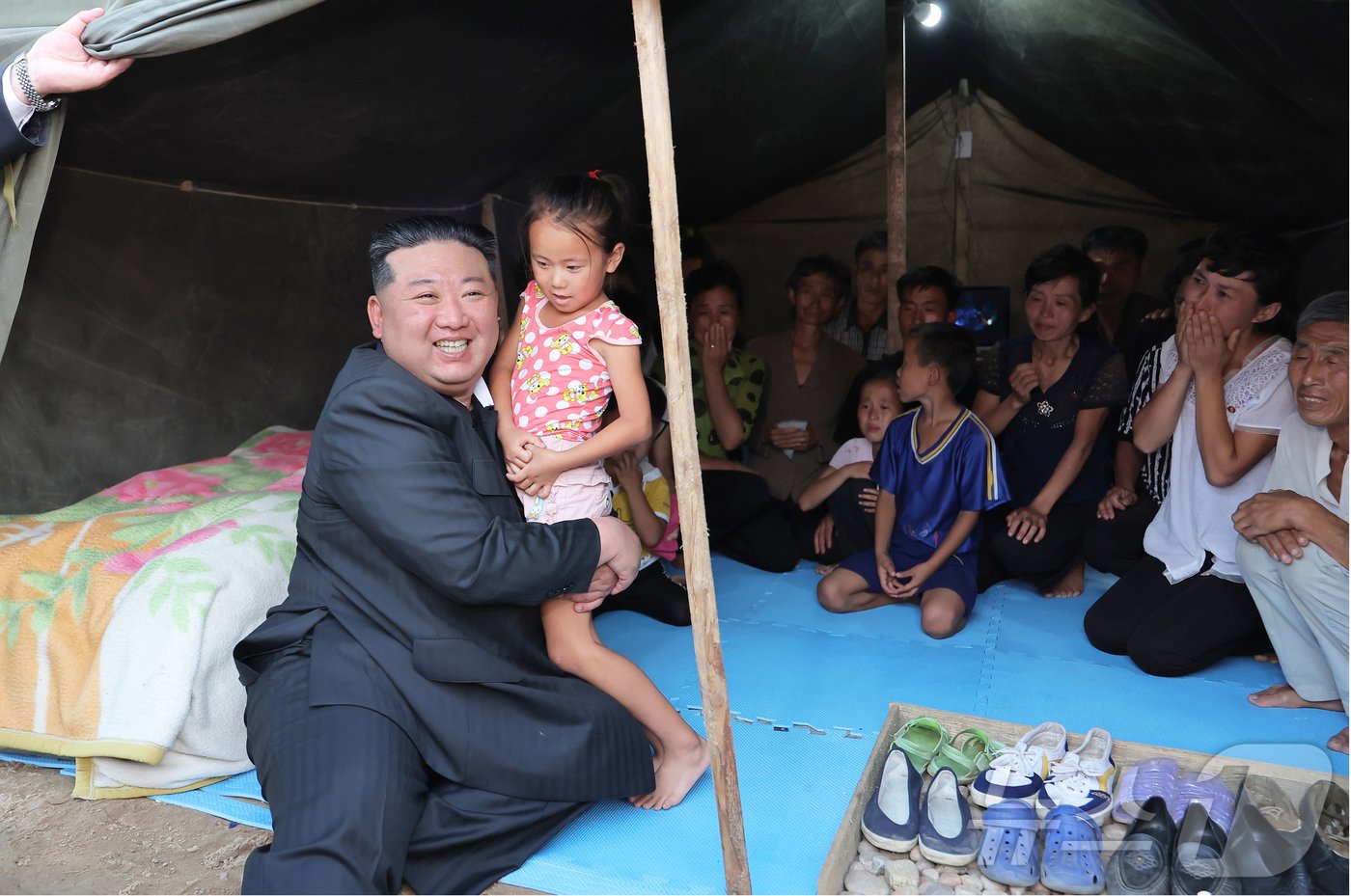 본문 이미지 - (평양 노동신문-뉴스1) =김 총비서가 지난 8월 8~9일 평안북도 의주군 큰물(홍수)피해지역을 찾은 모습.[국내에서만 사용가능. 재배포 금지. DB 금지. For Use Only in the Republic of Korea. Redistribution Prohibited] rodongphoto@news1.kr