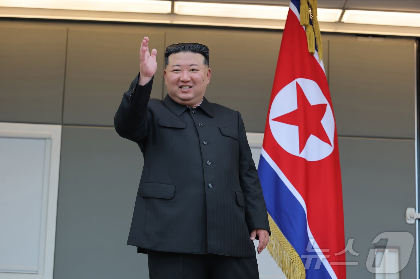 본문 이미지 - &#40;평양 노동신문-뉴스1&#41; =북한 노동당 기관지 노동신문은 10일 \&#34;경애하는 김정은 동지께서 8월 8일과 9일 평안북도 의주군 큰물&#40;홍수&#41;피해지역을 또다시 찾으시고 재해복구를 위한 중대조치들을 취해주셨다＂고 보도했다. [국내에서만 사용가능. 재배포 금지. DB 금지. For Use Only in the Republic of Korea. Redistribution Prohibited] rodongphoto@news1.kr