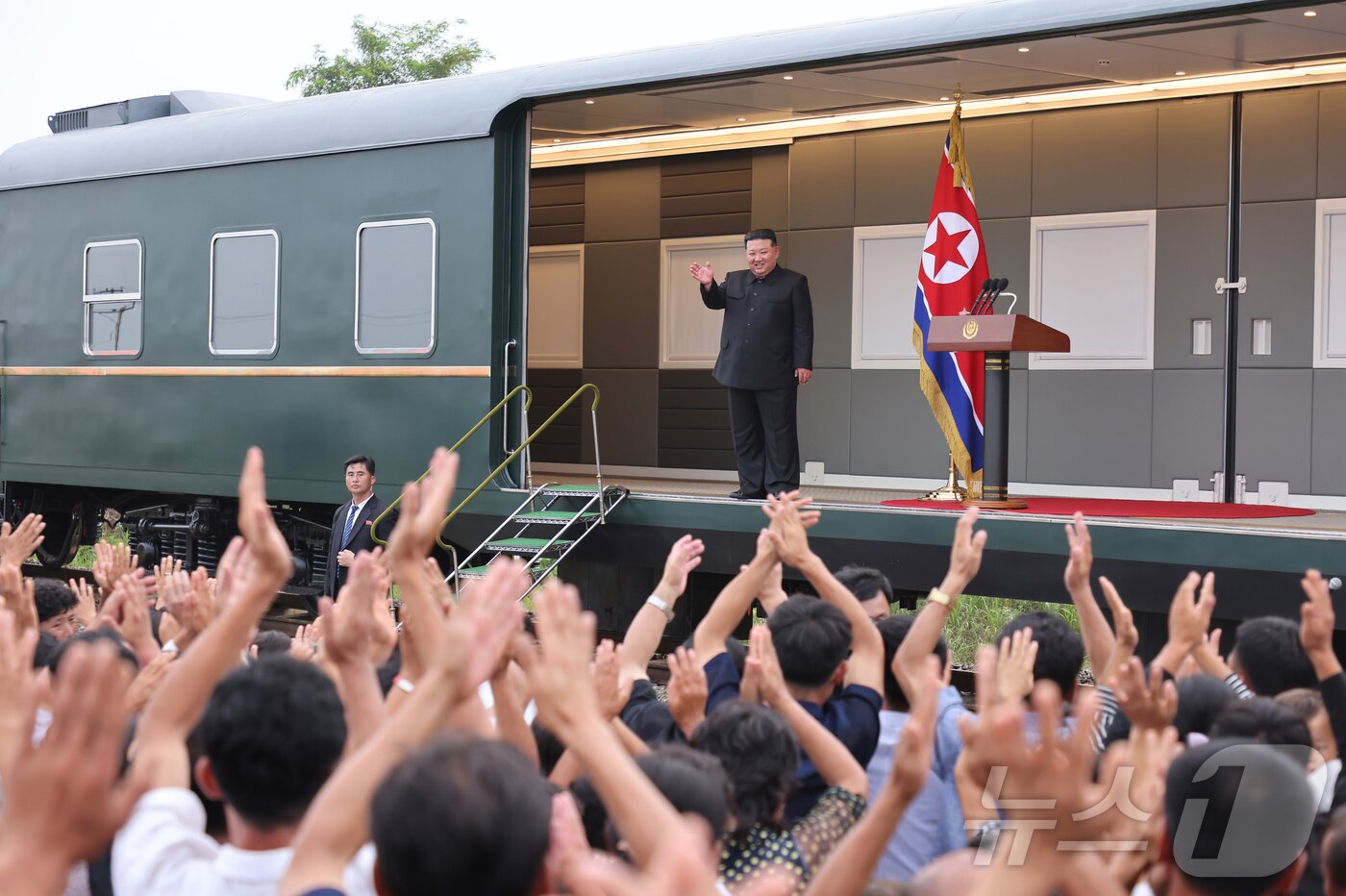 본문 이미지 - &#40;평양 노동신문-뉴스1&#41; =북한 노동당 기관지 노동신문은 2024년 10일 김정은 당 총비서가 전용열차를 타고 평안북도 의주군 큰물&#40;홍수&#41;피해지역을 또다시 찾아 재해복구를 위한 중대조치들을 취했다고 보도했다.  [국내에서만 사용가능. 재배포 금지. DB 금지. For Use Only in the Republic of Korea. Redistribution Prohibited] rodongphoto@news1.kr