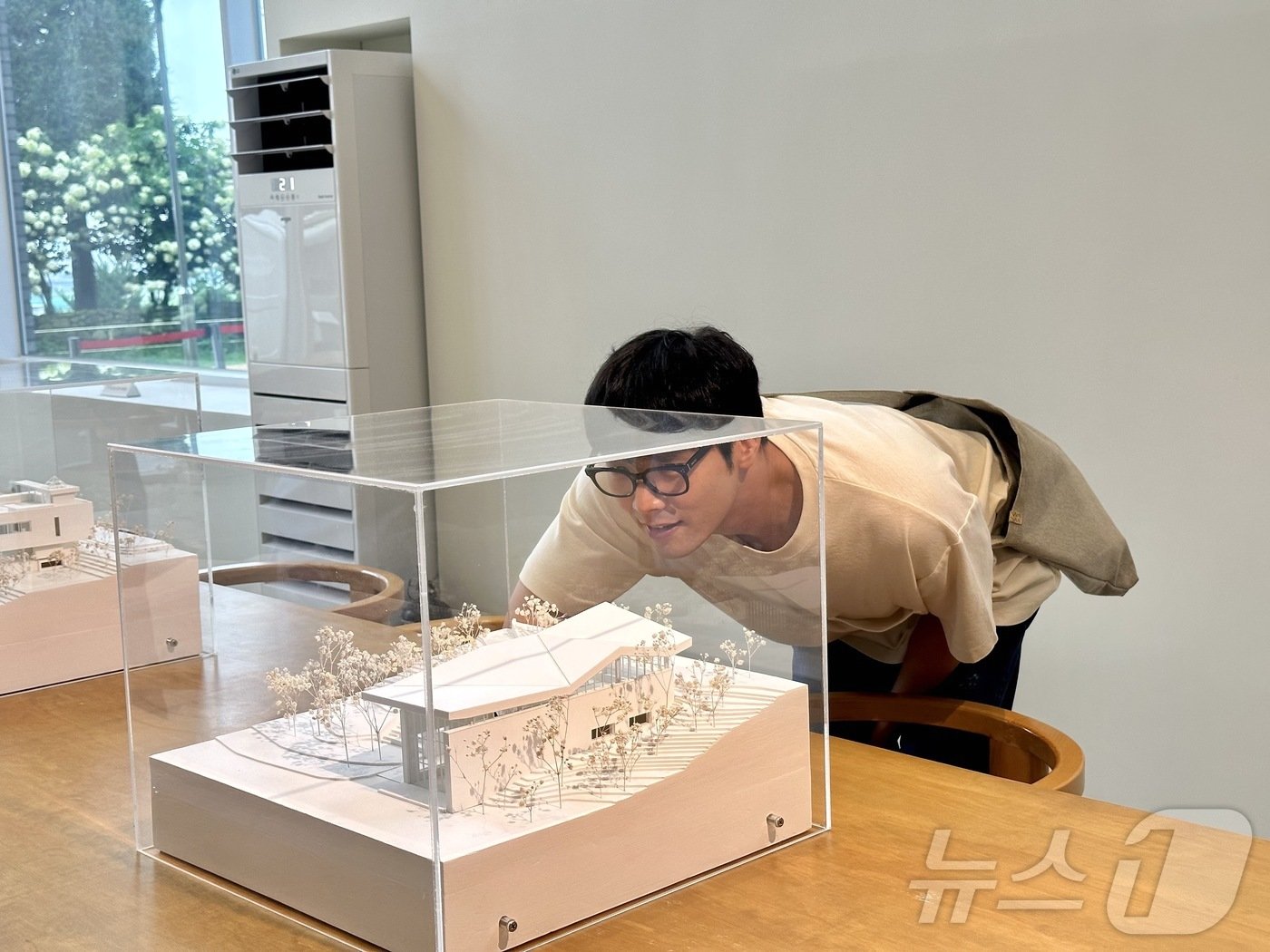 본문 이미지 - 김경하 도레컴퍼니와 10년 지기 친구인 배우 최다니엘이 셀 로스터스를 방문해 미니어처로 만들어진 건물을 보고 있다ⓒ News1 윤슬빈 기자