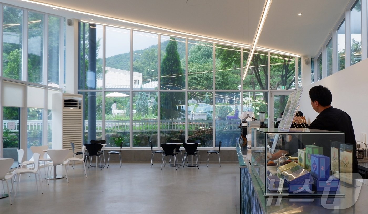 본문 이미지 - 인천시로부터 2022년 건축대상을 받은 셀 로스터스 2층ⓒ News1 윤슬빈 기자