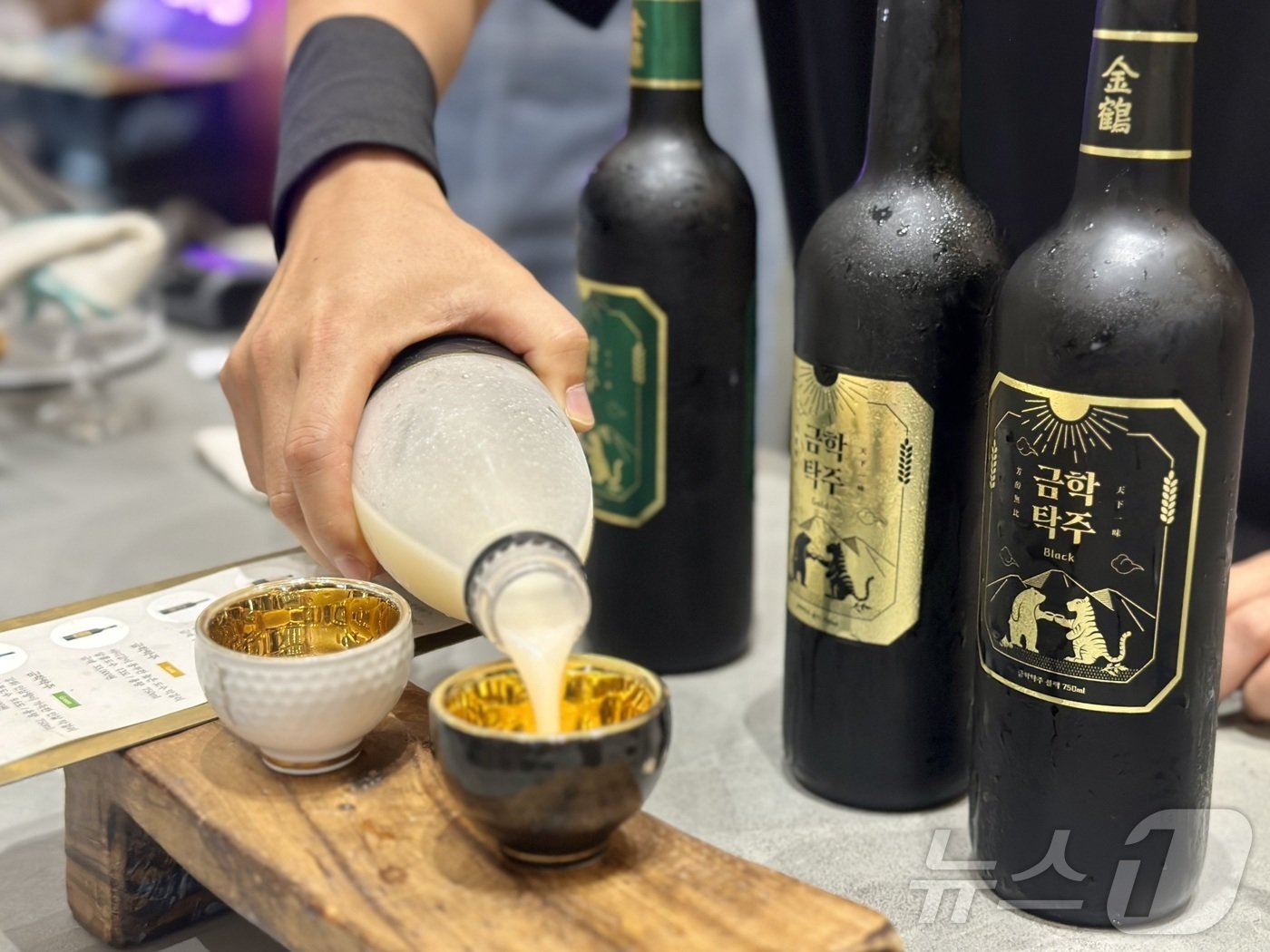 본문 이미지 - 막걸리 시음을 해볼 수 있다ⓒ News1 윤슬빈 기자