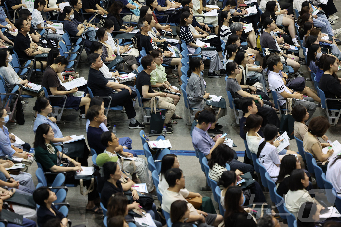 (서울=뉴스1) 김도우 기자 = 10일 서울 서대문구 이화여자대학교 대강당에서 열린 '2025학년도 수시모집 지원전략설명회'에서 학부모와 학생들이 설명을 듣고 있다. 2024.8. …