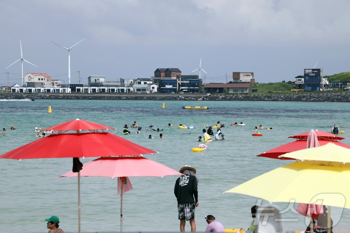 무더운 날씨가 이어지는 10일 제주 월정리해수욕장에서 사람들이 물놀이를 하고 있다. 이날 제주도는 산지를 제외한 전역에 폭염특보가 발효 중이다.2024.8.10/뉴스1 ⓒ News1 홍수영 기자