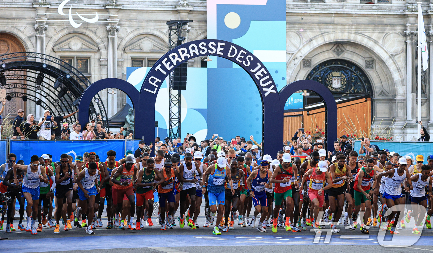 (파리(프랑스)=뉴스1) 박정호 기자 = 북한 한일룡 선수를 비롯한 각국 선수들이 10일 오후(한국시간) 프랑스 파리시청 앞에서 2024 파리올림픽 남자 마라톤에서 힘차게 출발하고 …