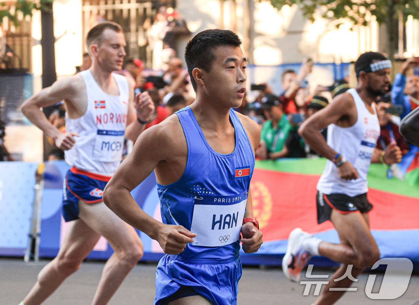 북한 한일룡 선수가 10일 오후&#40;한국시간&#41; 프랑스 파리시청 앞에서 2024 파리올림픽 남자 마라톤에 나와 힘차게 출발하고 있다. 2024.8.10/뉴스1 ⓒ News1 박정호 기자