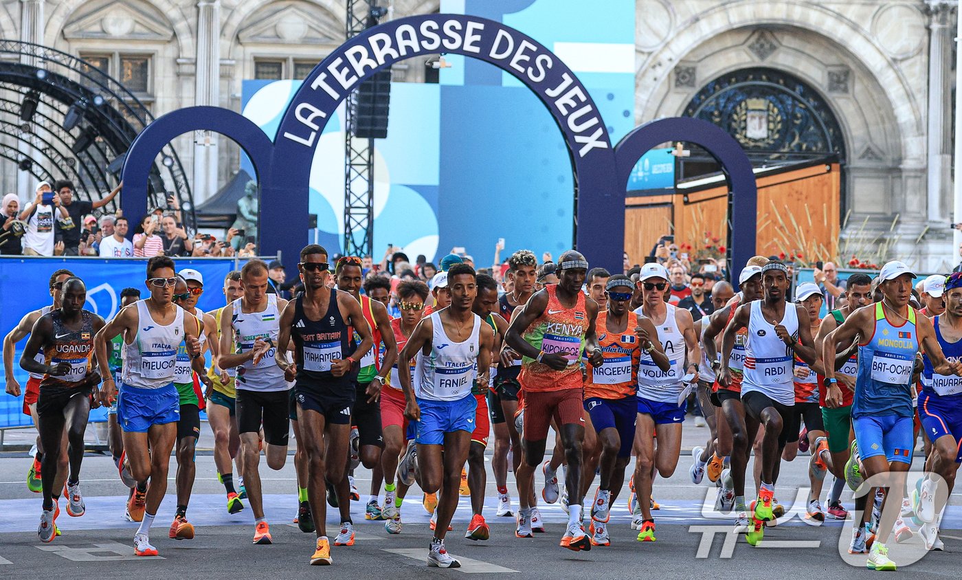 본문 이미지 - 에티오피아의 케네니사 베켈레와 케냐의 엘리우드 킵초게를 비롯한 출전 산수들이 10일 오후(한국시간) 프랑스 파리시청 앞에서 2024 파리올림픽 남자 마라톤에 나와 힘차게 출발하고 있다. 2024.8.10/뉴스1 ⓒ News1 박정호 기자
