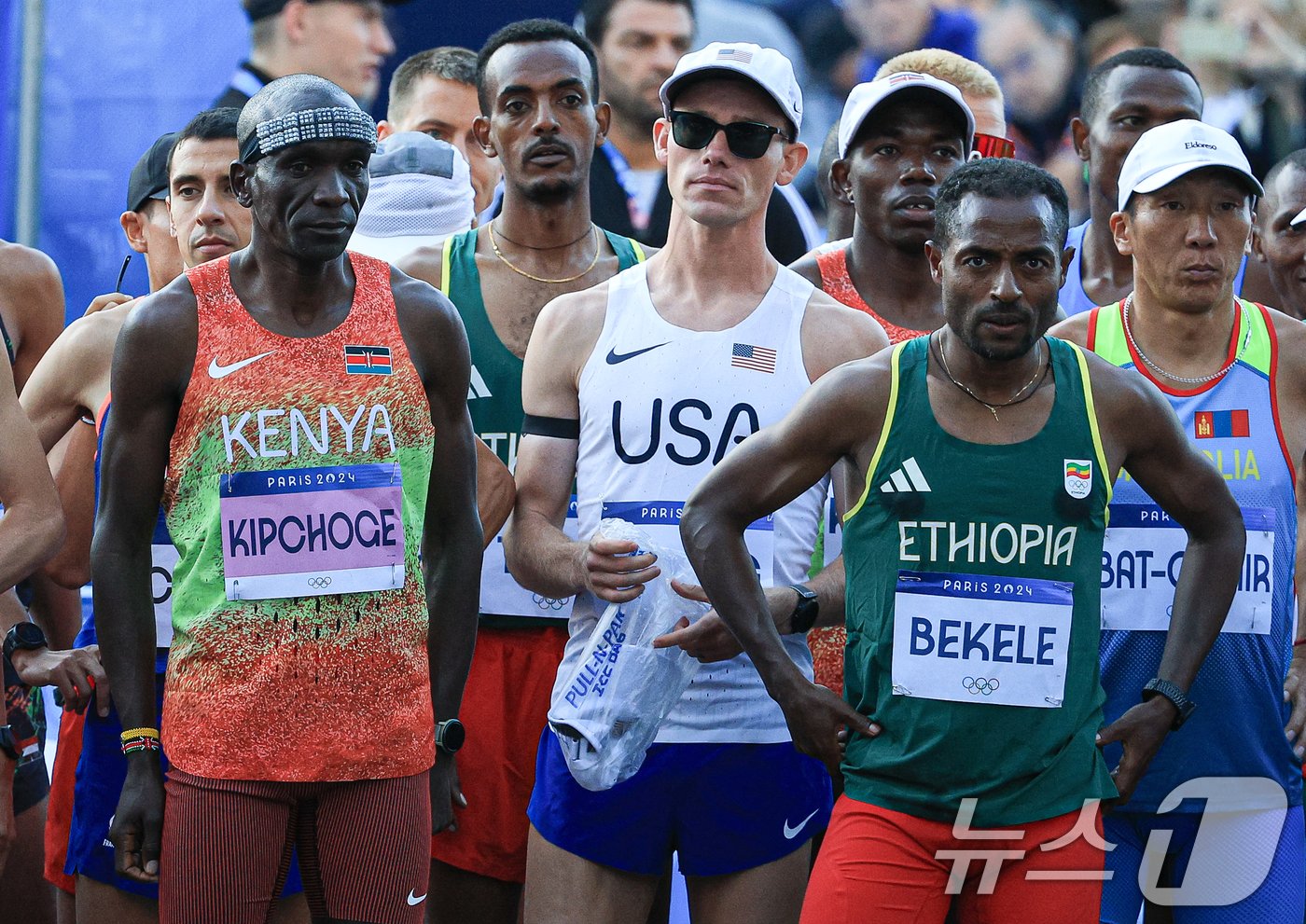 본문 이미지 - 에티오피아의 케네니사 베켈레와 케냐의 엘리우드 킵초게가 10일 오후(한국시간) 프랑스 파리시청 앞에서 2024 파리올림픽 남자 마라톤에서 출발 신호를 기다리고 있다 2024.8.10/뉴스1 ⓒ News1 박정호 기자