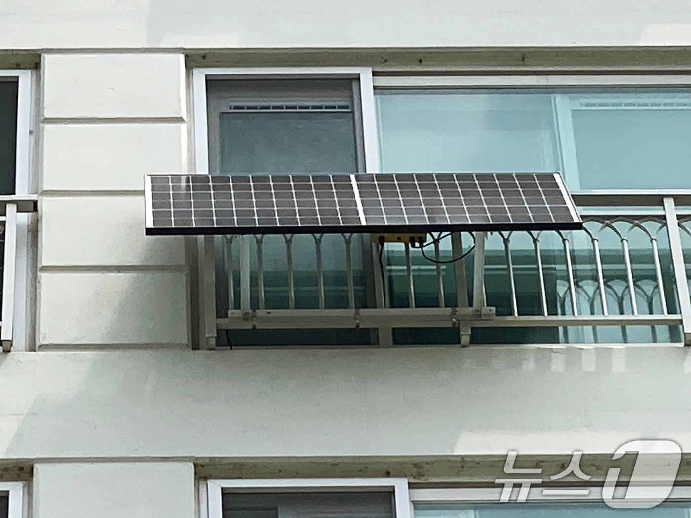 본문 이미지 - 아파트 발코니에 설치된 햇빛발전소.(광주시 제공)/뉴스1 ⓒ News1