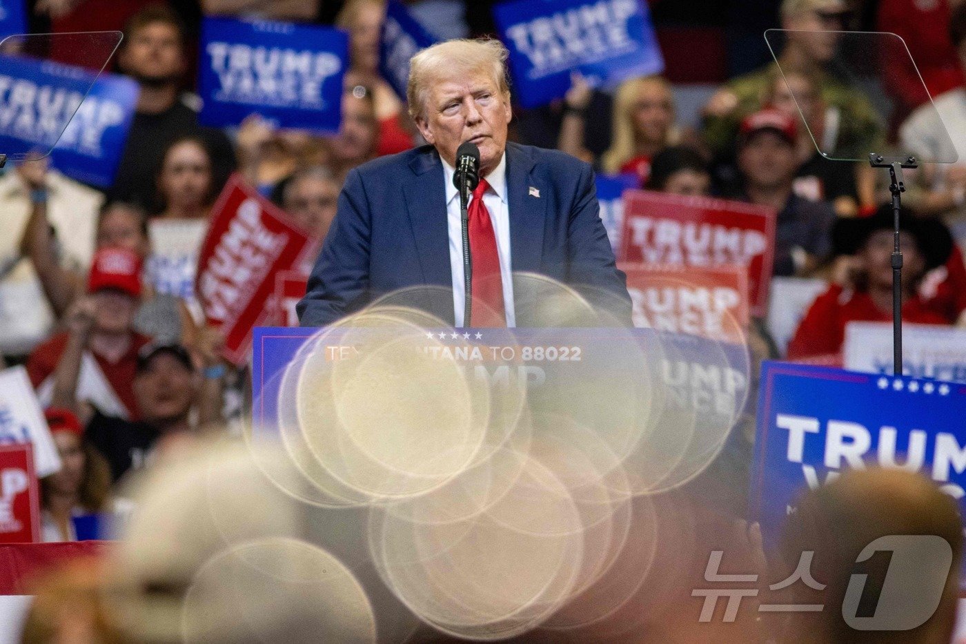 본문 이미지 - 미 공화당 대선후보 도널드 트럼프 전 대통령이 9일(현지시간) 몬태나주 보즈먼에서 개최된 선거 유세에서 연설을 하고 있다. 2024.08.10 ⓒ AFP=뉴스1 ⓒ News1 권진영기자