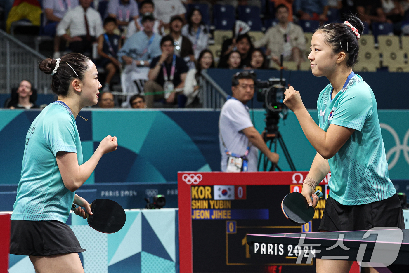 (파리(프랑스)=뉴스1) 이동해 기자 = 대한민국 탁구 대표팀 신유빈, 전지희가 10일(한국시간) 프랑스 파리 사우스 파리 아레나4에서 열린 '2024 파리올림픽' 탁구 여자 단체 …
