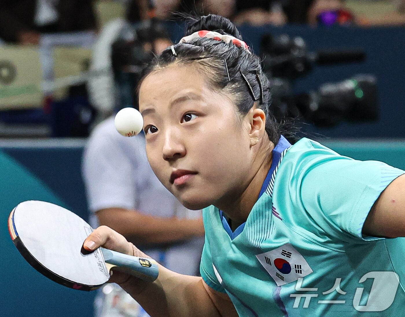 본문 이미지 - 대한민국 탁구 대표팀 신유빈이 10일(한국시간) 프랑스 파리 사우스 파리 아레나4에서 열린 '2024 파리올림픽' 탁구 여자 단체 동메달 결정전 독일의 완위안, 샤샤오나와 맞대결을 펼치고 있다. 2024.8.10/뉴스1 ⓒ News1 이동해 기자