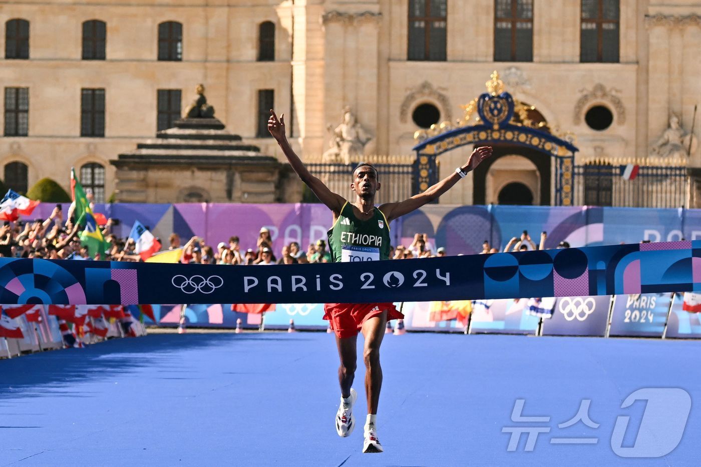 본문 이미지 - 파리 올림픽 남자 마라톤 우승을 차지한 톨라. ⓒ AFP=뉴스1