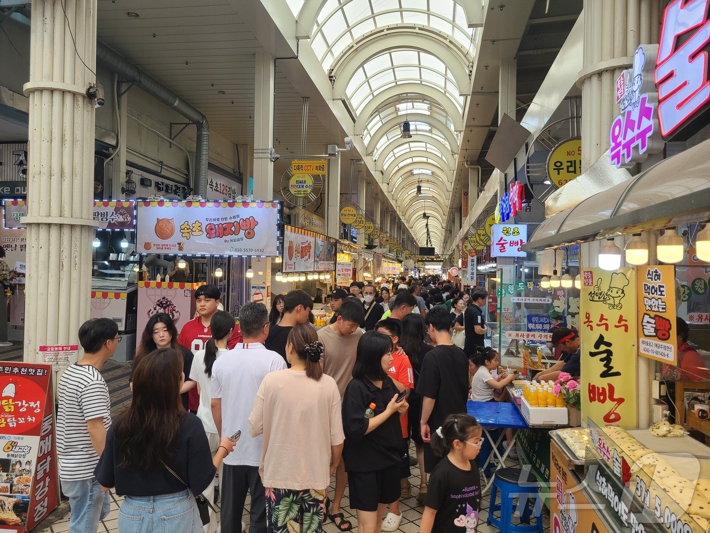 여름 휴가철 절정을 맞은 10일 속초관광수시장에 많은 관광객이 몰려 붐비고 있다. 2024.8.10/뉴스1 이종재기자