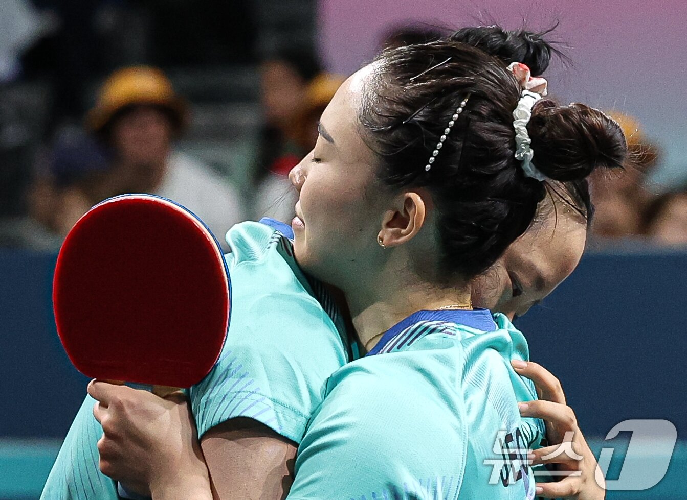 본문 이미지 - 대한민국 탁구 대표팀 신유빈, 전지희가 10일(한국시간) 프랑스 파리 사우스 파리 아레나4에서 열린 '2024 파리올림픽' 탁구 여자 단체 동메달 결정전 독일의 완위안, 샤샤오나와의 경기에서 승리한 후 기뻐하고 있다. 2024.8.10/뉴스1 ⓒ News1 이동해 기자