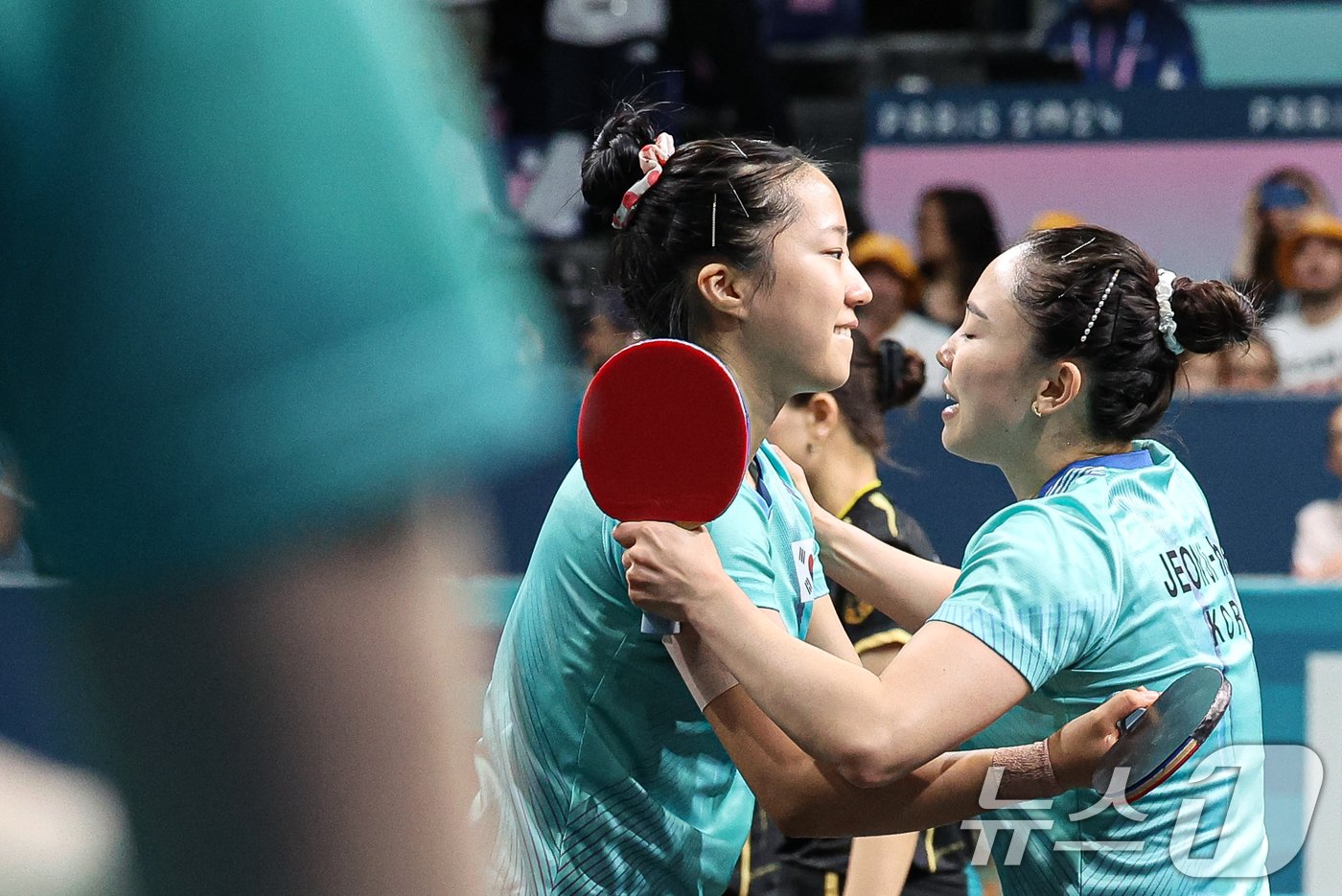 본문 이미지 - 대한민국 탁구 대표팀 신유빈, 전지희가 10일(한국시간) 프랑스 파리 사우스 파리 아레나4에서 열린 '2024 파리올림픽' 탁구 여자 단체 동메달 결정전 독일의 완위안, 샤샤오나와의 경기에서 승리한 후 기뻐하고 있다. 2024.8.10/뉴스1 ⓒ News1 이동해 기자